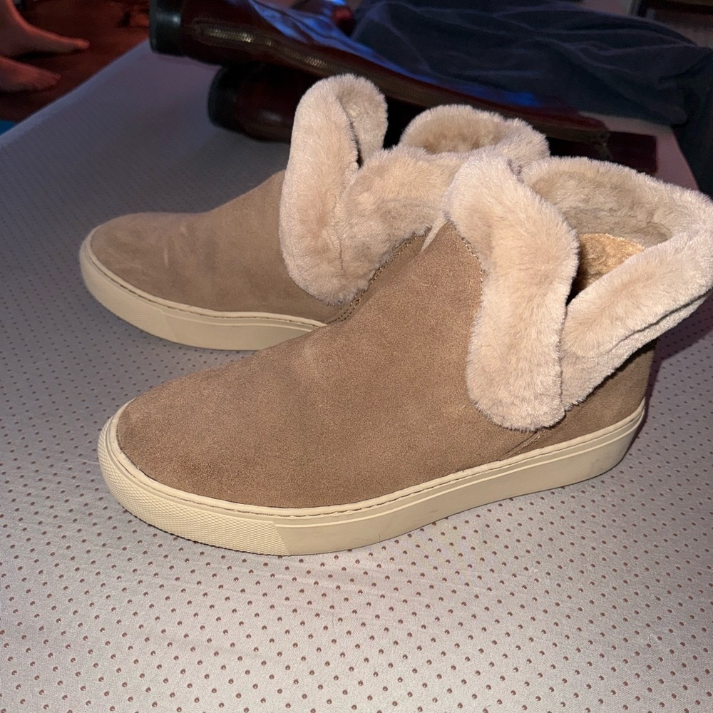 Like New size 8 Cougar shoes